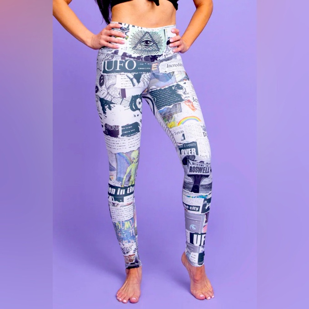 Niyama Sol close encounters leggings size S NWT